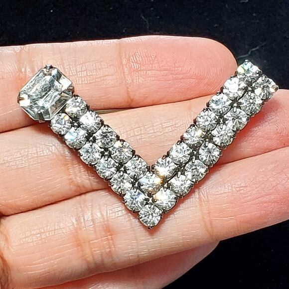 Clear Rhinestone Silver Tone V Unsigned Brooch Pin 1.5" Vtg - Picture 2 of 5